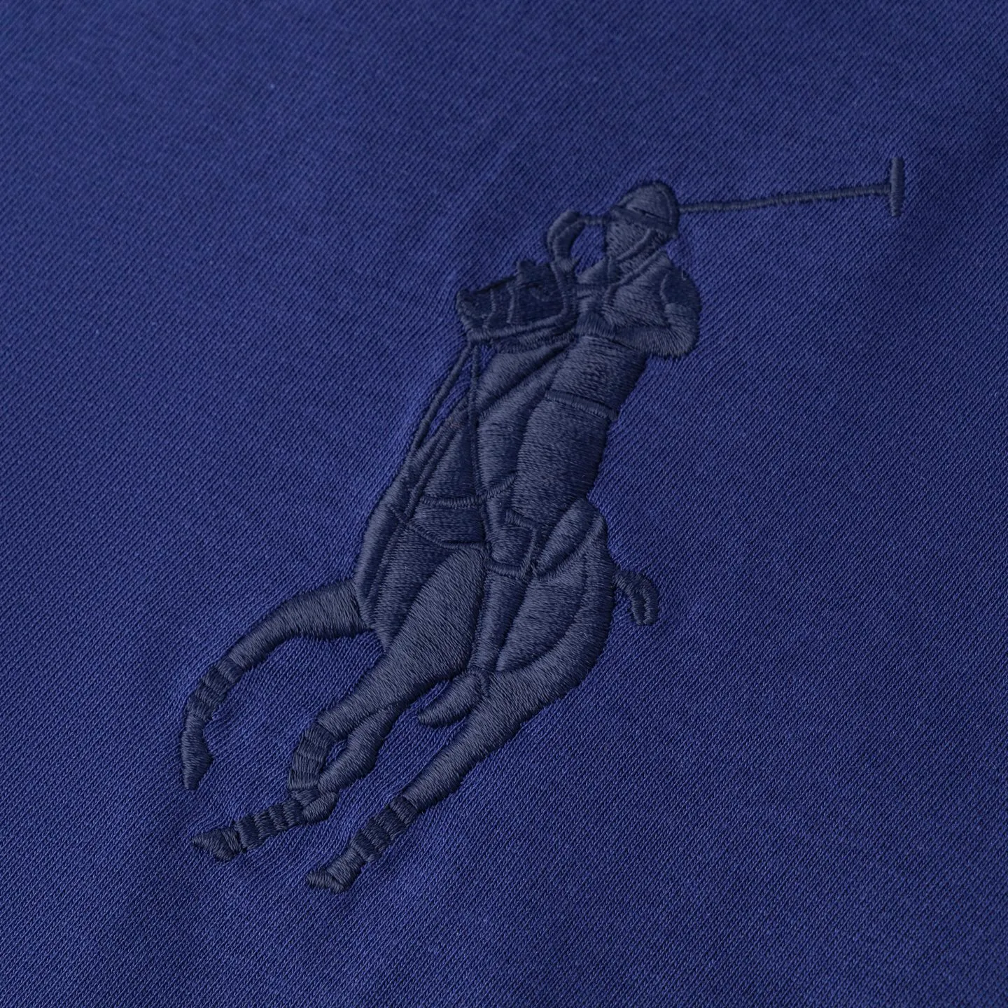 P126 Style number: 509 Ralph Lauren/Ralph Lauren 25ss simultaneously launches one-color horse embroidery round neck short sleeves. The main logo on the neck has a QR code mark, which can be scanned for verification, and the detailed horse logo embroidery is all high-density, all made with imported Tajima machines, which distinguishes low-quality products on the market. 32 counts, 240g hydrophilic toner, 100% cotton fabric, comfortable and soft, highly breathable, focusing on high-end cost-effectiveness, needless to say good quality. Available in a variety of colors, both boys and girls can try this genderless style, giving them a yuppie tone in no time. Immerse yourself in your leisurely style, and have your own style in retro. Natural, vivid, and very French romantic feelings perfectly integrate the youthful atmosphere with the trend. The clever embellishment of the horse logo embroidery carries all the eye-catching points. Color: black, white, navy blue, light gray Size: S-xL S Shoulder width 44 Bust 100 Sleeve length 22 Clothing length 68 M Shoulder width 46 Bust 104 Sleeve length 23 Clothing length 70 L Shoulder width 63 Bust 108 Sleeve length 24 Clothing length 72 xL Shoulder width 50 Bust 112 Sleeve length 25 Clothing length 74